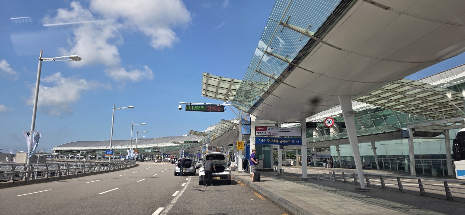 仁川空港のターミナル前で旅行者を待つ車両