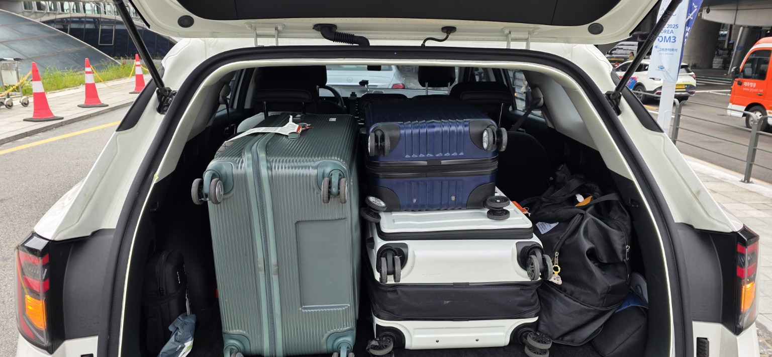 複数の大型スーツケースを積んだSUVの荷室